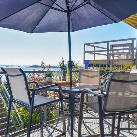 Gorgeous Water Views In The Center Of Town Apartment
